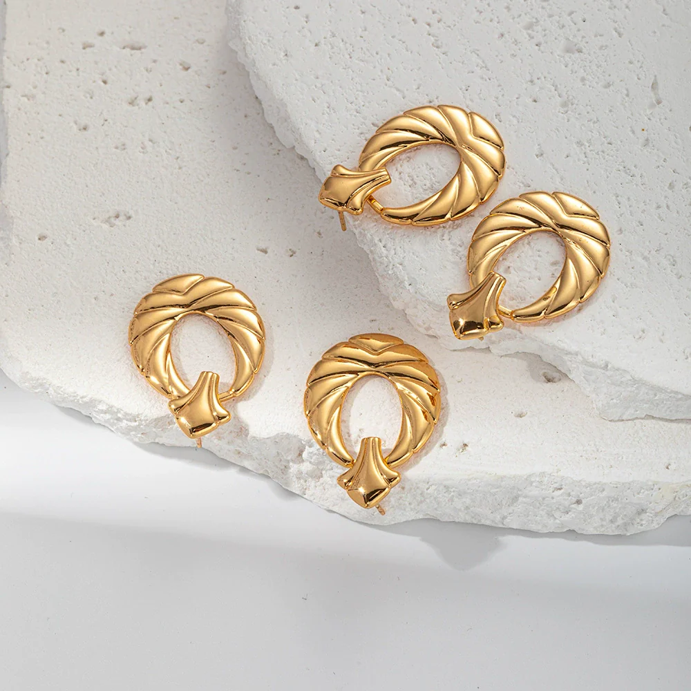 Wholesale Fashion Oval Hollow Stainless Steel Geometric Earrings For Women With Electroplating Treatment