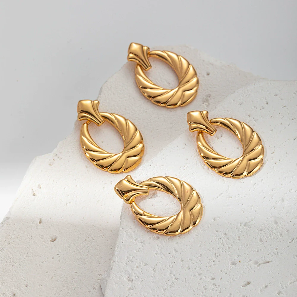 Wholesale Fashion Oval Hollow Stainless Steel Geometric Earrings For Women With Electroplating Treatment - Image 2
