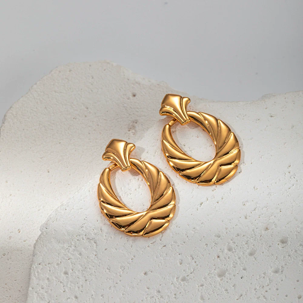 Wholesale Fashion Oval Hollow Stainless Steel Geometric Earrings For Women With Electroplating Treatment - Image 3