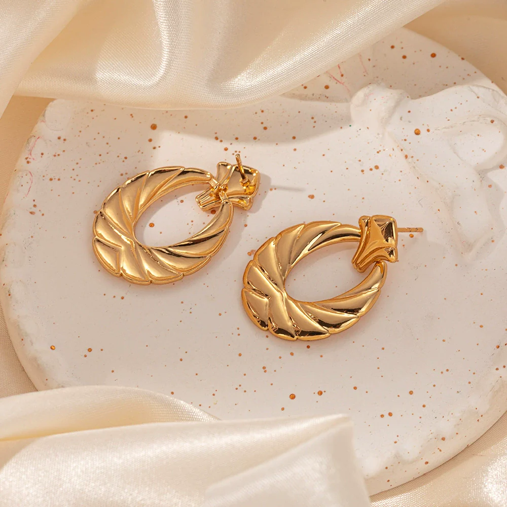 Wholesale Fashion Oval Hollow Stainless Steel Geometric Earrings For Women With Electroplating Treatment - Image 4