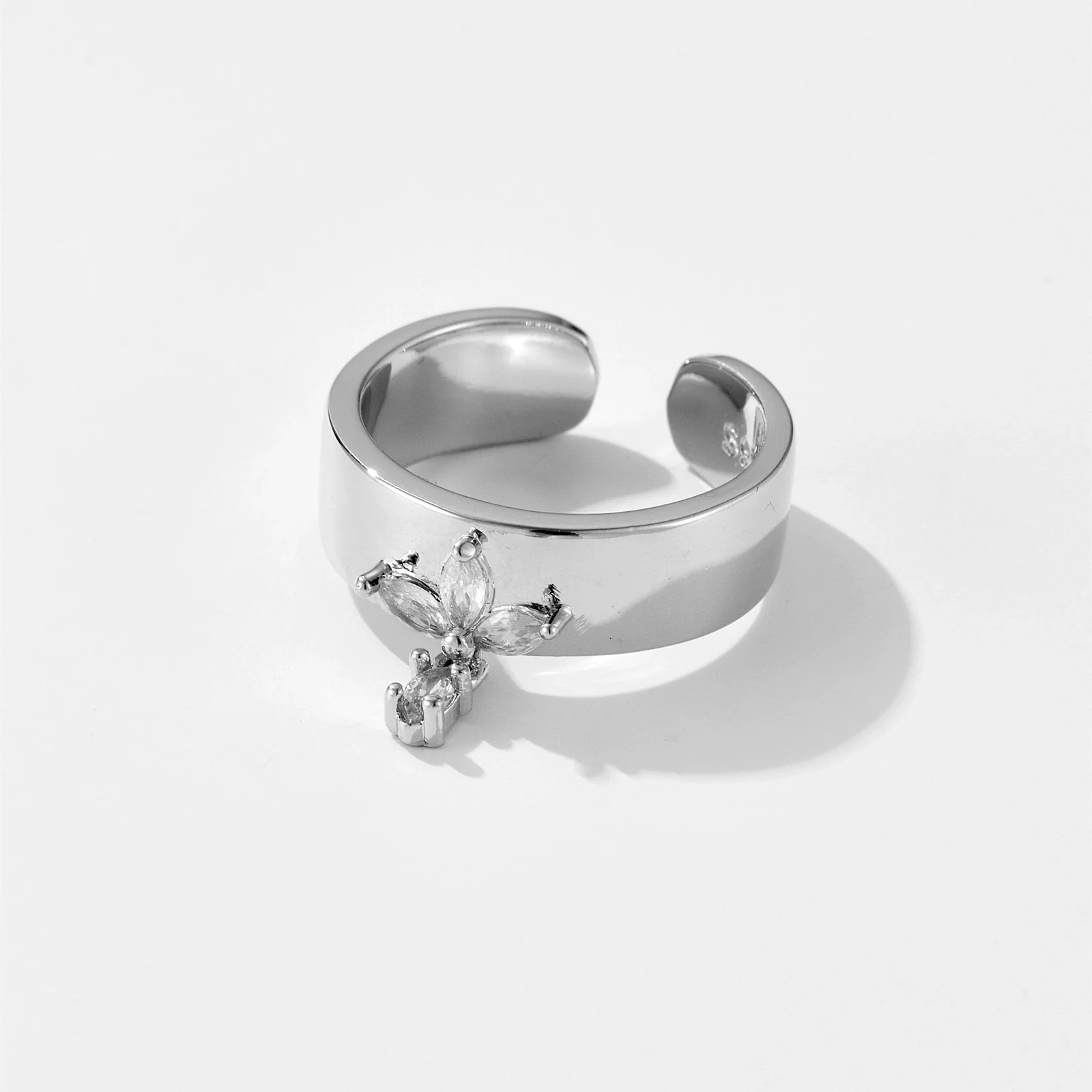 Wholesale Fashionable Geometric Copper Ring With Electroplated Platinum And 18K Gold For Ladies And Unisex - Image 6