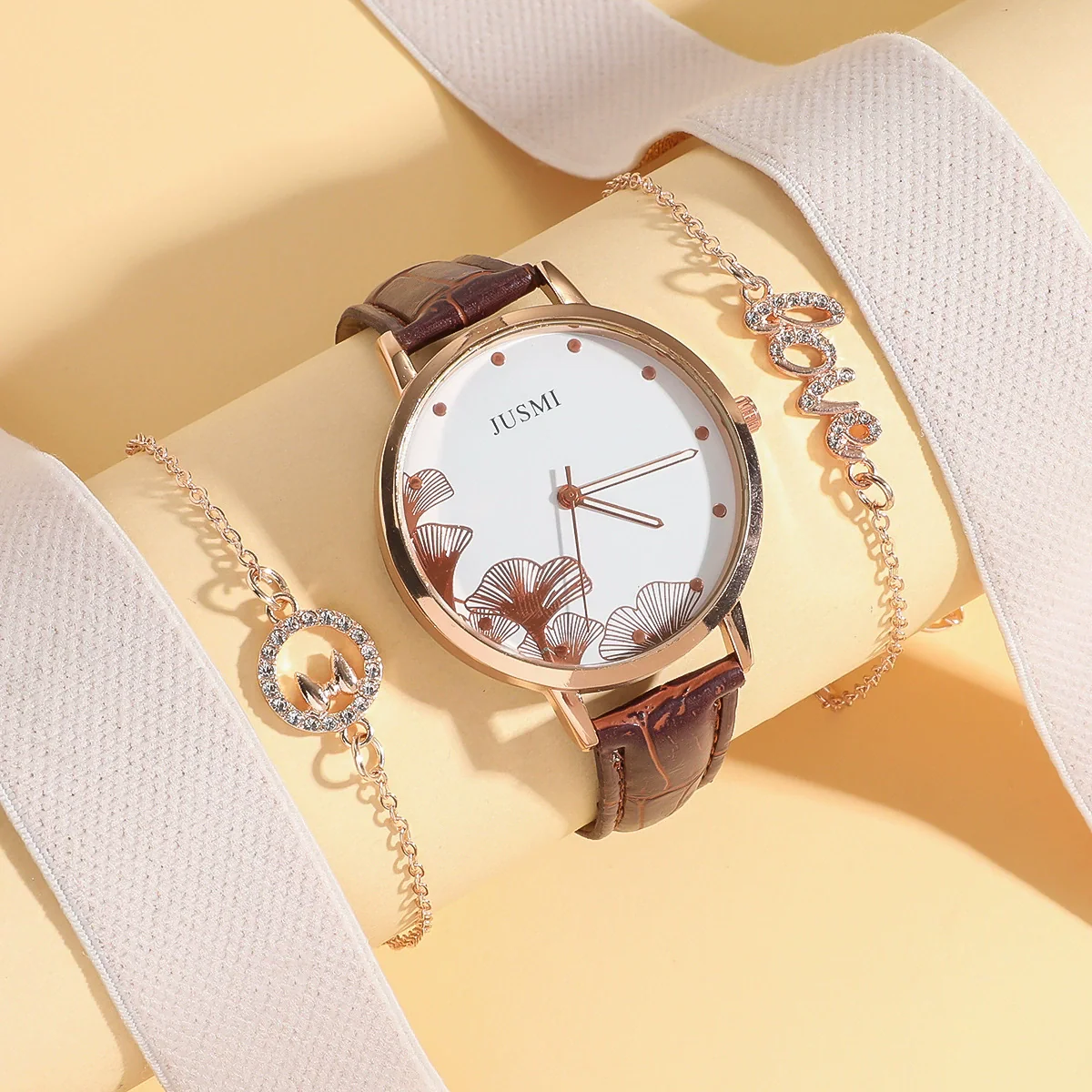 Wholesale Female Medieval Retro Gift Set With Alloy Belt Watch And Bracelet Oval Dial - Image 2