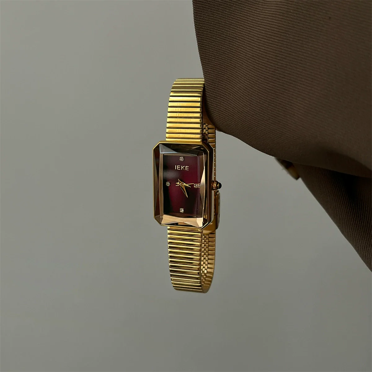 Wholesale Female Medieval Style Metal Case Quartz Ankora Red Watch - Image 10