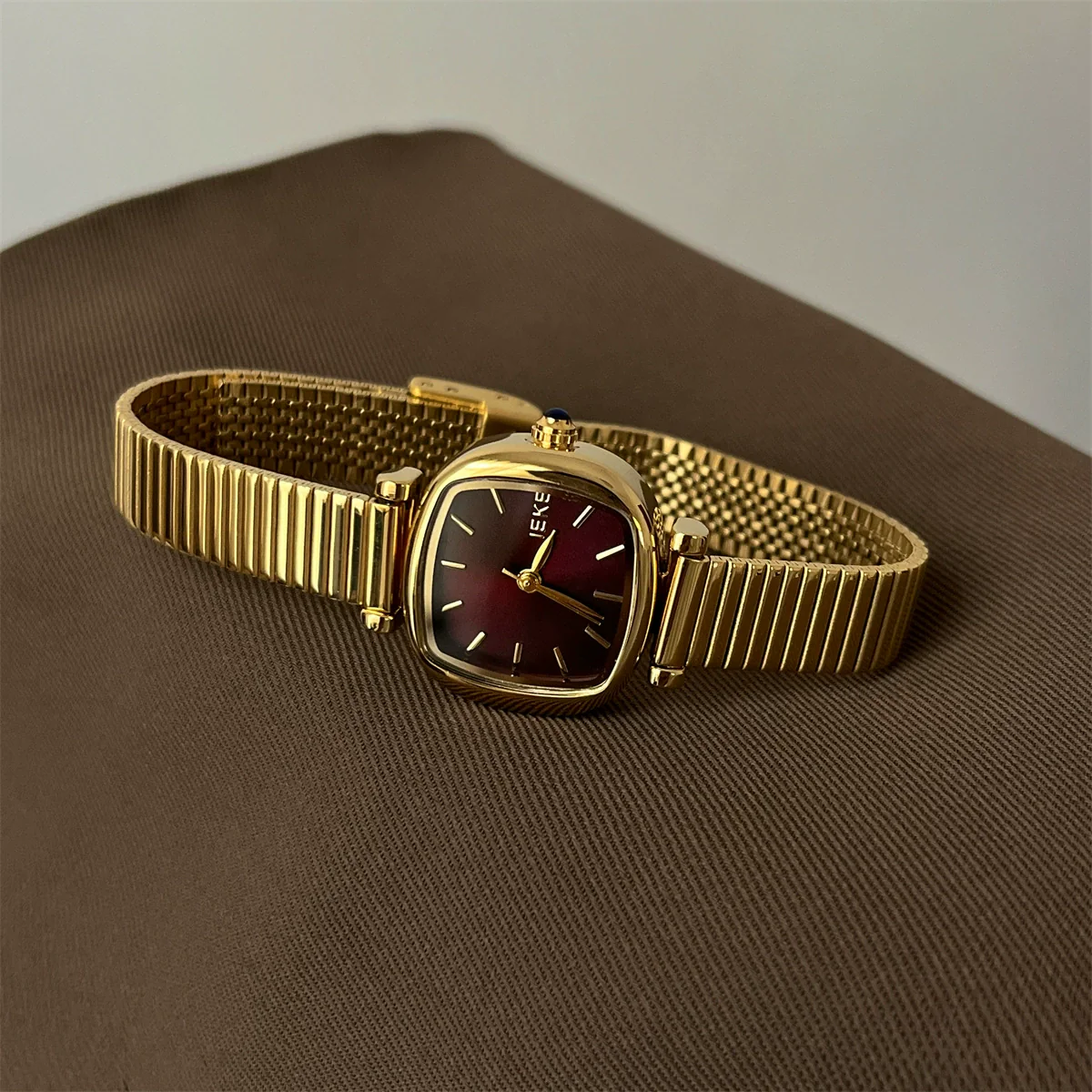 Wholesale Female Medieval Style Metal Case Quartz Ankora Red Watch - Image 11