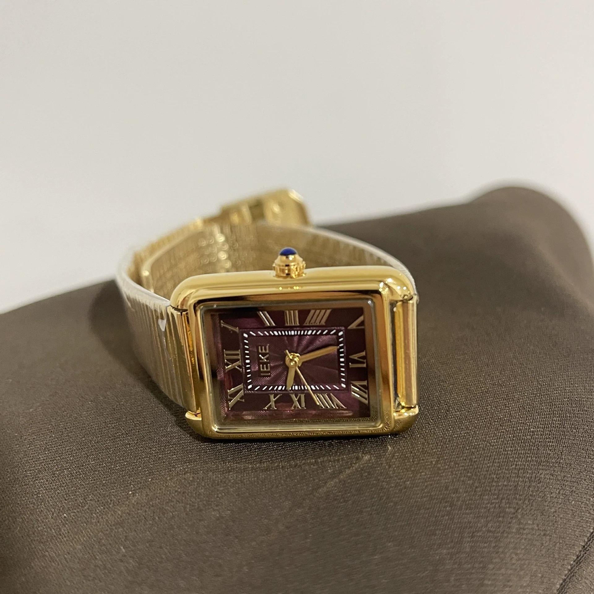 Wholesale Female Medieval Style Metal Case Quartz Ankora Red Watch - Image 12