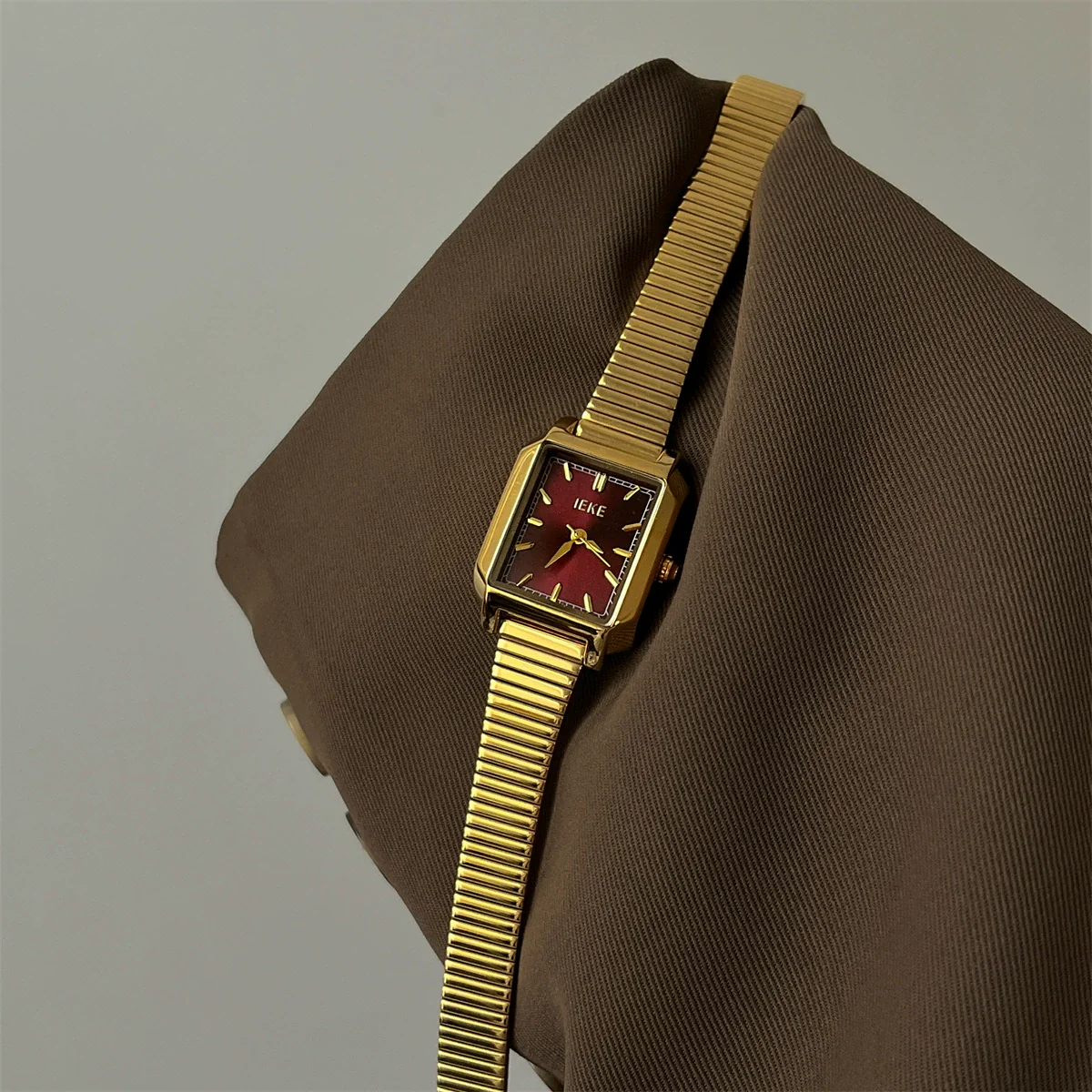 Wholesale Female Medieval Style Metal Case Quartz Ankora Red Watch - Image 14