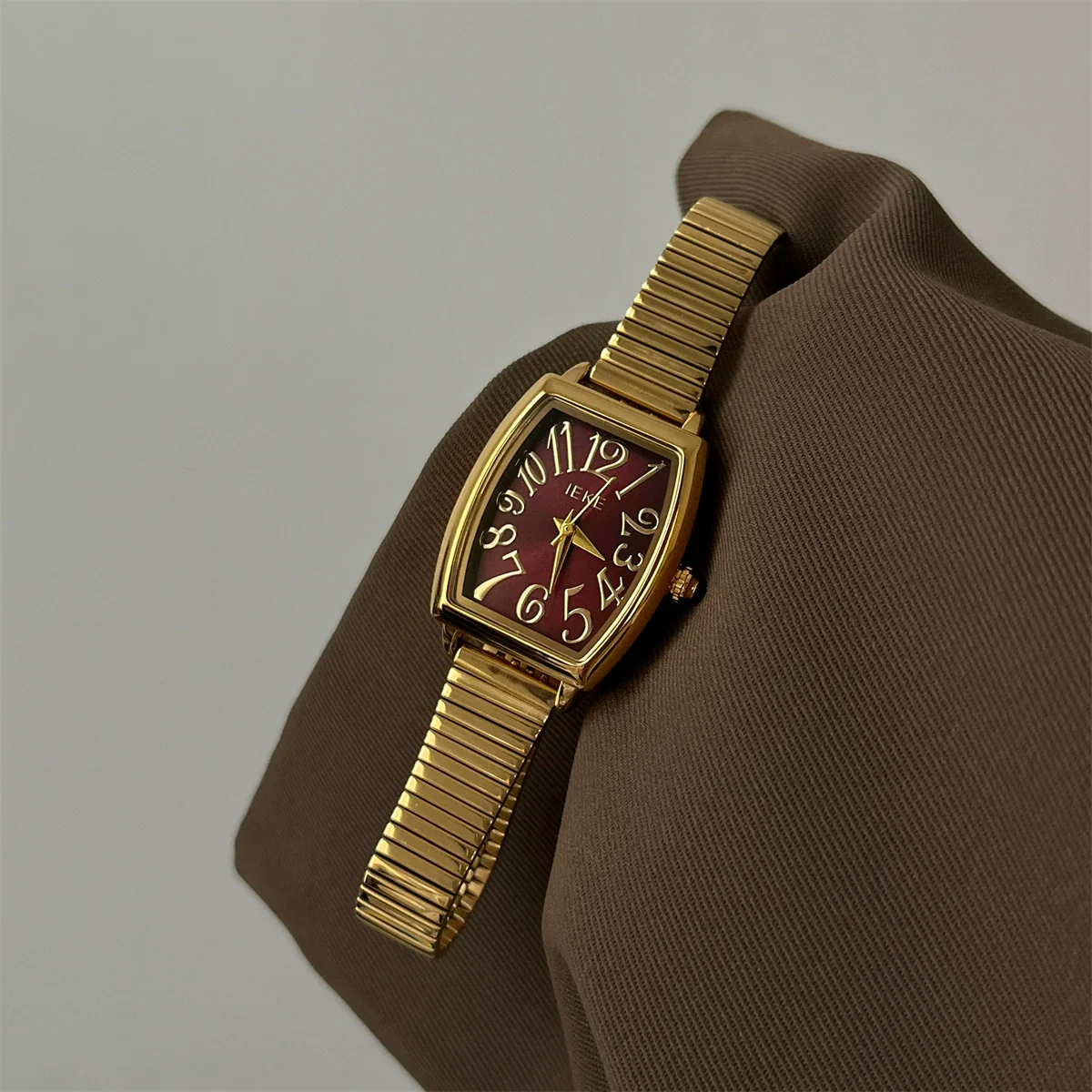 Wholesale Female Medieval Style Metal Case Quartz Ankora Red Watch - Image 2