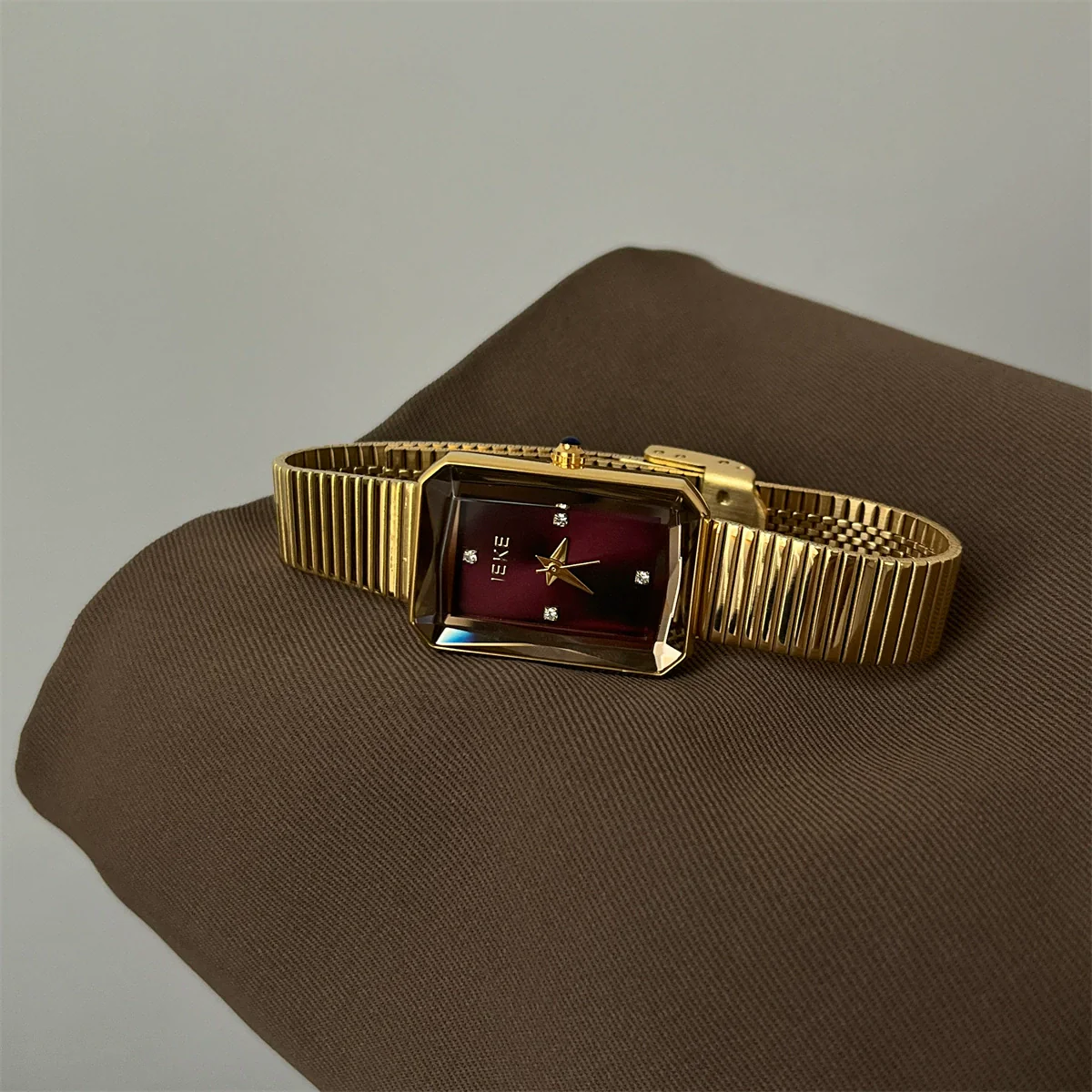 Wholesale Female Medieval Style Metal Case Quartz Ankora Red Watch - Image 3