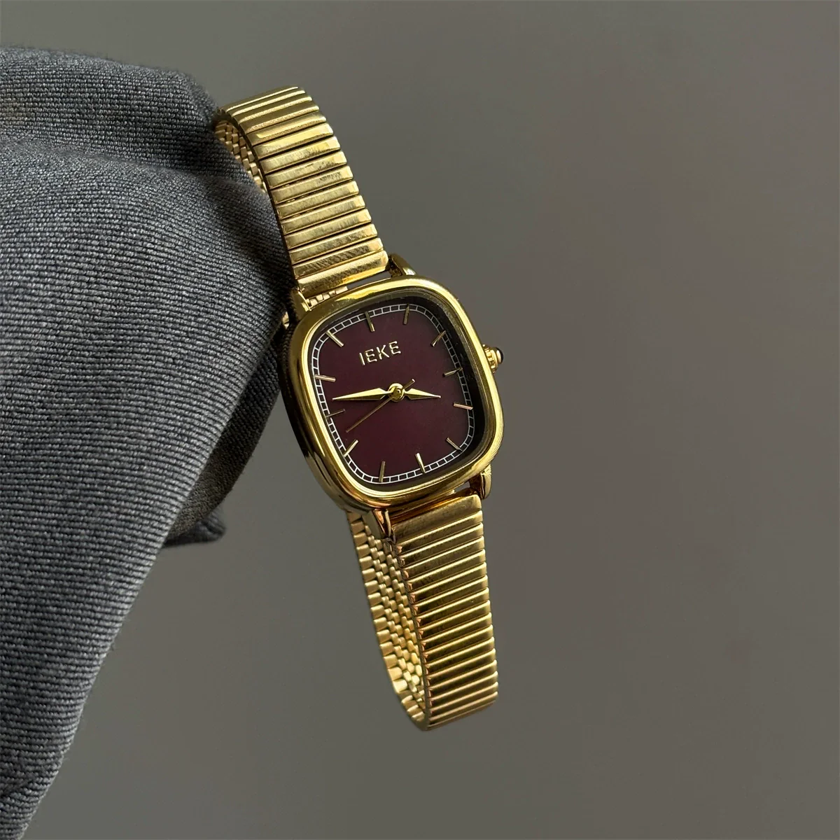 Wholesale Female Medieval Style Metal Case Quartz Ankora Red Watch - Image 4
