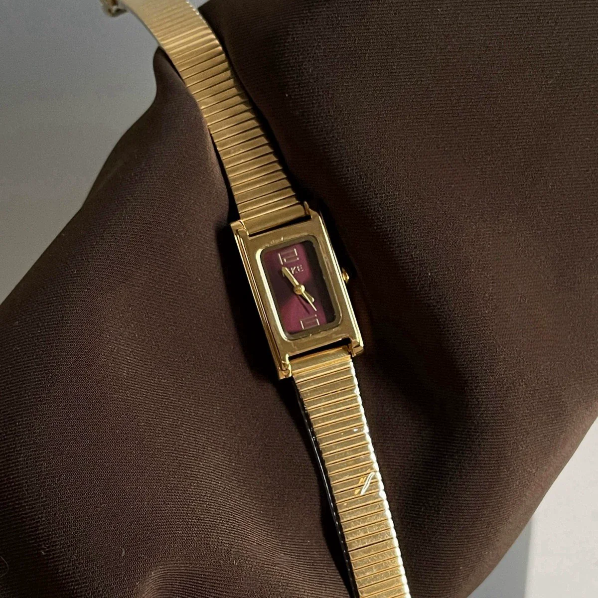 Wholesale Female Medieval Style Metal Case Quartz Ankora Red Watch - Image 6