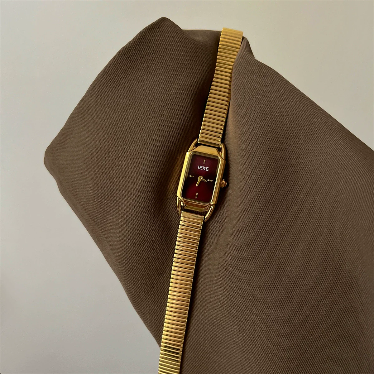 Wholesale Female Medieval Style Metal Case Quartz Ankora Red Watch - Image 8