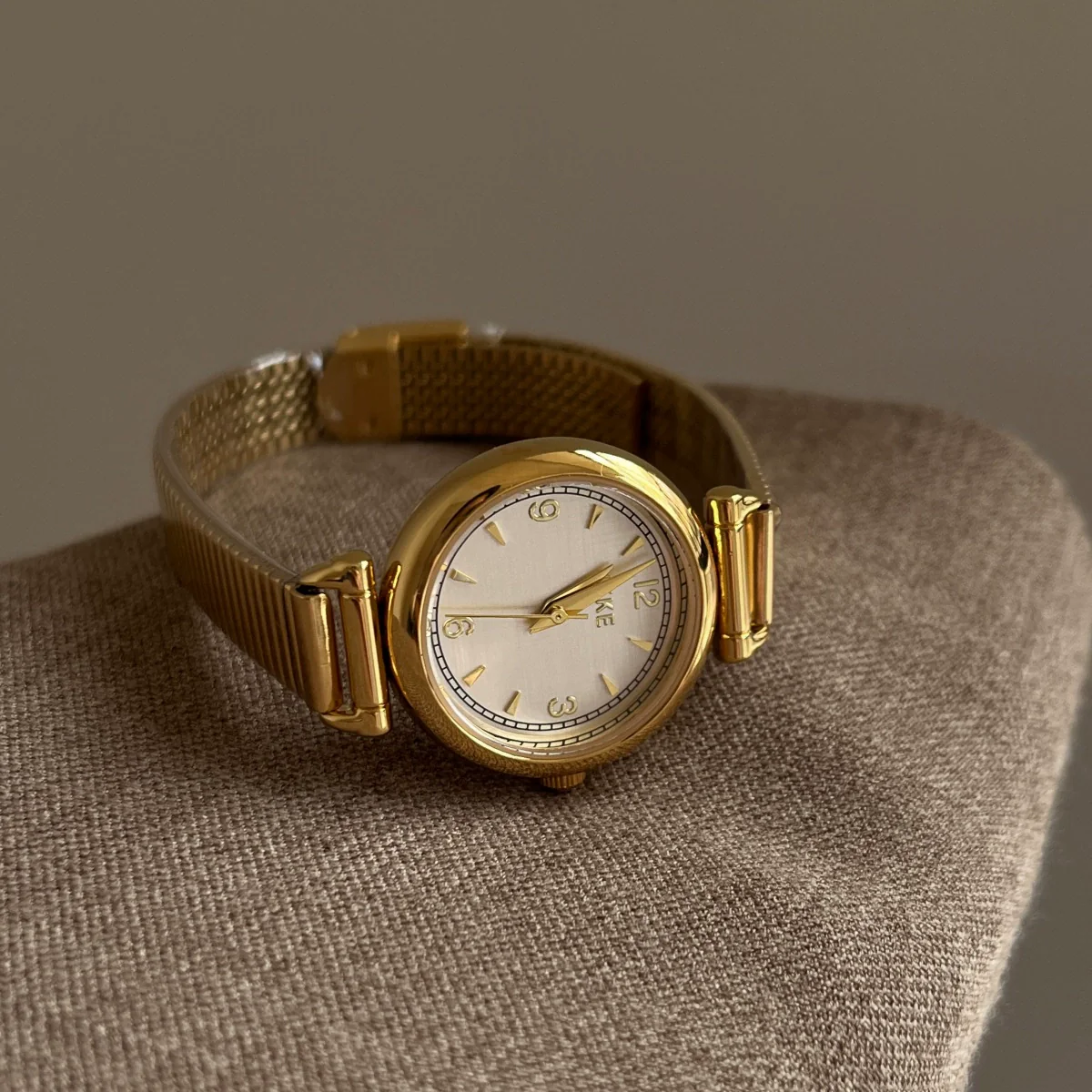 Wholesale Female Students' Retro Simple Metal Disc Watch With Stainless Steel Buckle And Round Dial - Image 2