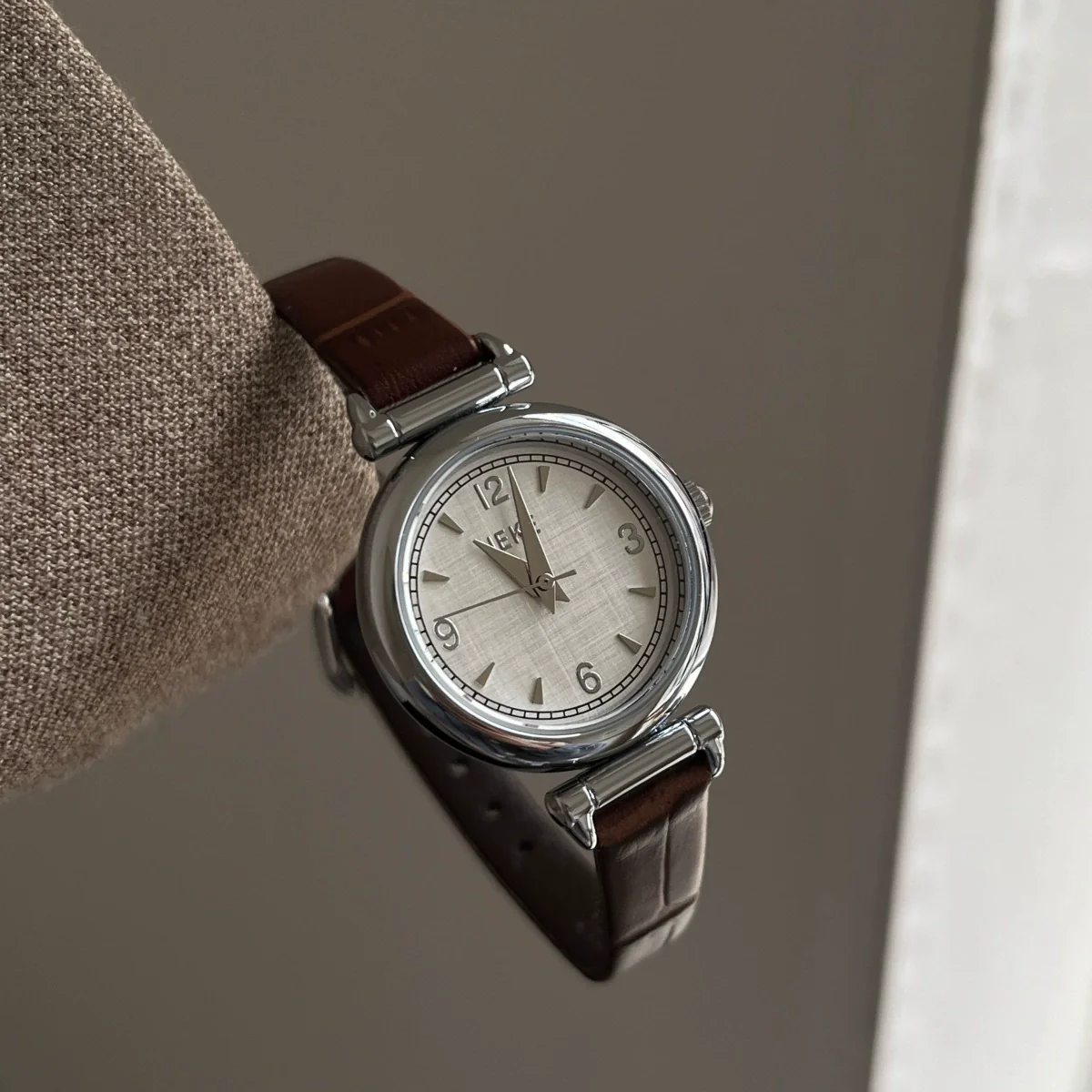 Wholesale Female Students' Retro Simple Metal Disc Watch With Stainless Steel Buckle And Round Dial - Image 4