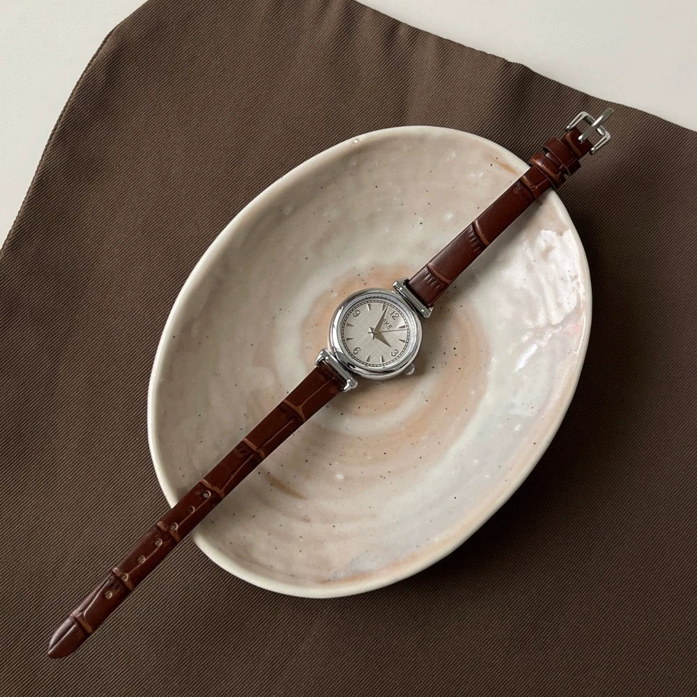 Wholesale Female Students' Retro Simple Metal Disc Watch With Stainless Steel Buckle And Round Dial - Image 5