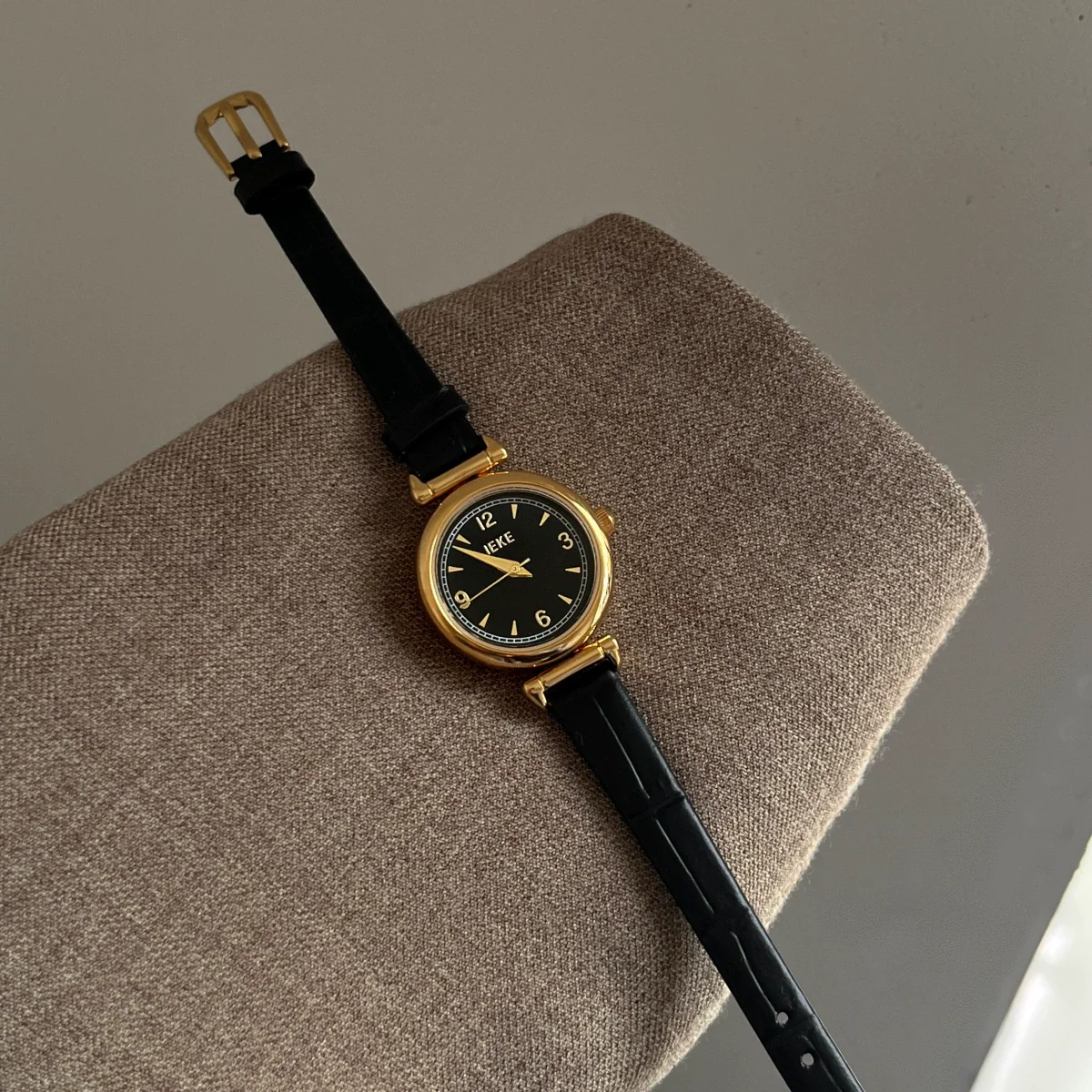 Wholesale Female Students' Retro Simple Metal Disc Watch With Stainless Steel Buckle And Round Dial - Image 6