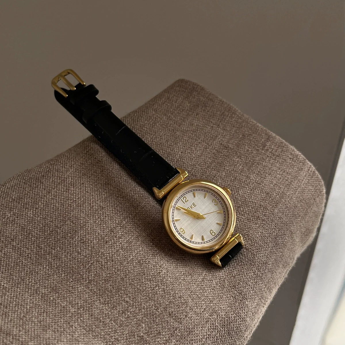 Wholesale Female Students' Retro Simple Metal Disc Watch With Stainless Steel Buckle And Round Dial - Image 7