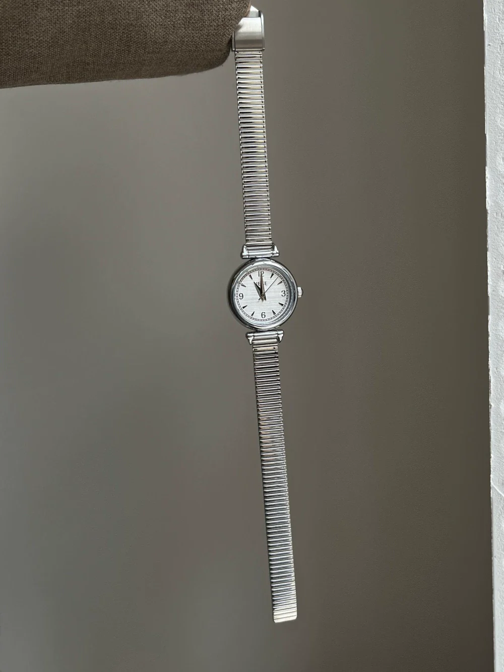 Wholesale Female Students' Retro Simple Metal Disc Watch With Stainless Steel Buckle And Round Dial - Image 8
