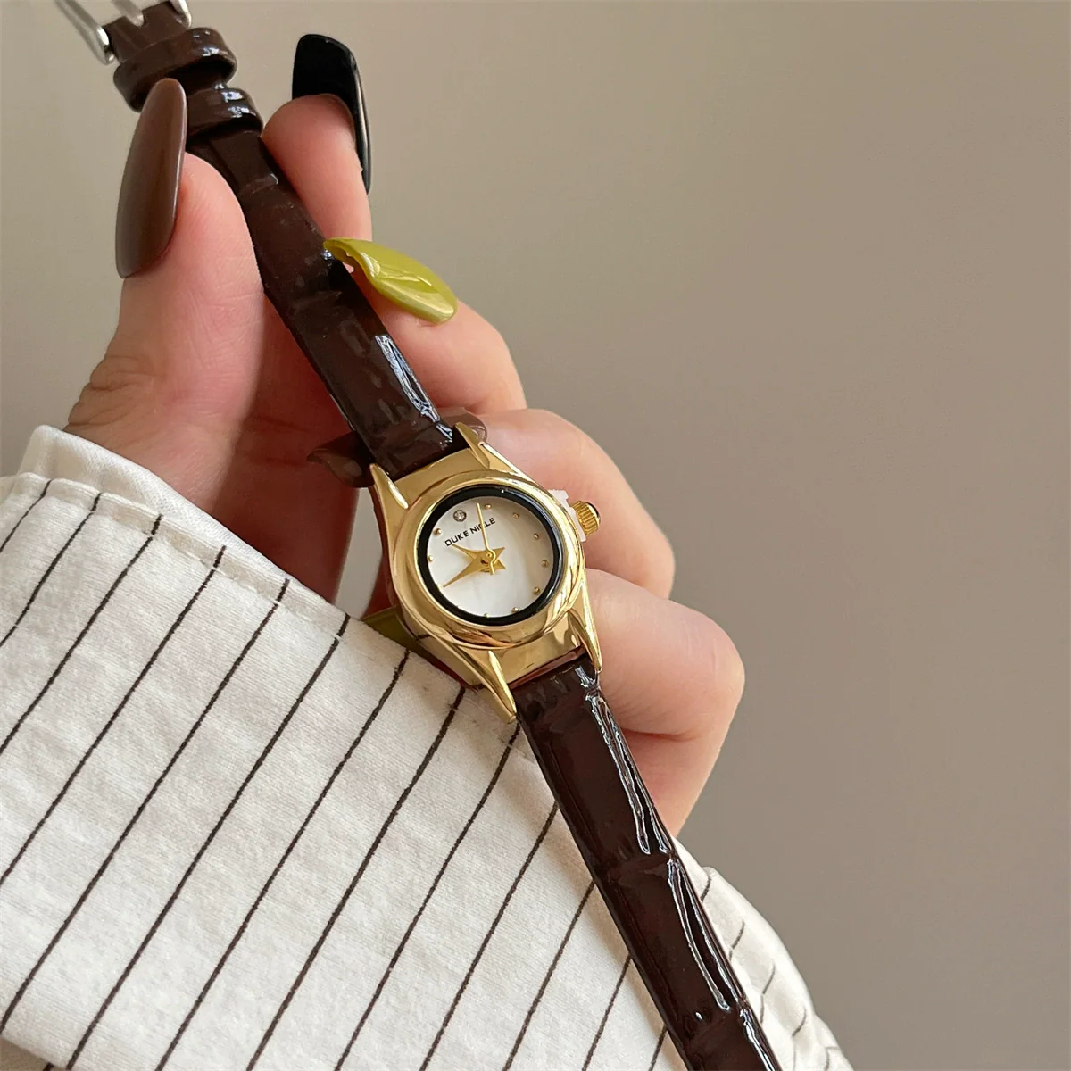 Wholesale Female Watch Metal Imitation Leather Strap Round Dial Fashion Simple Style - Image 2