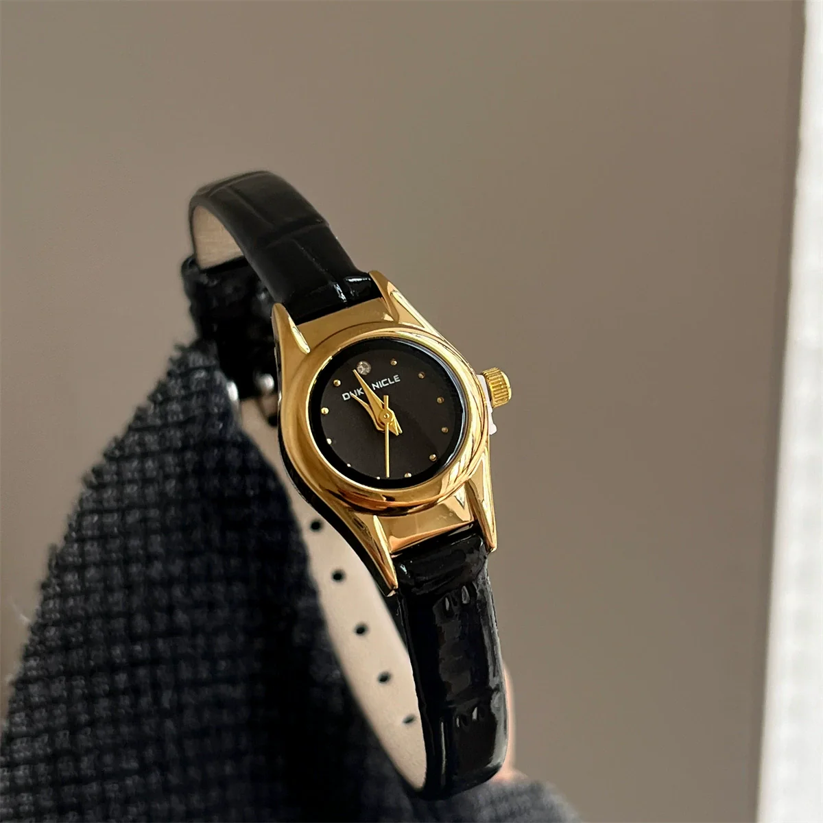 Wholesale Female Watch Metal Imitation Leather Strap Round Dial Fashion Simple Style - Image 3