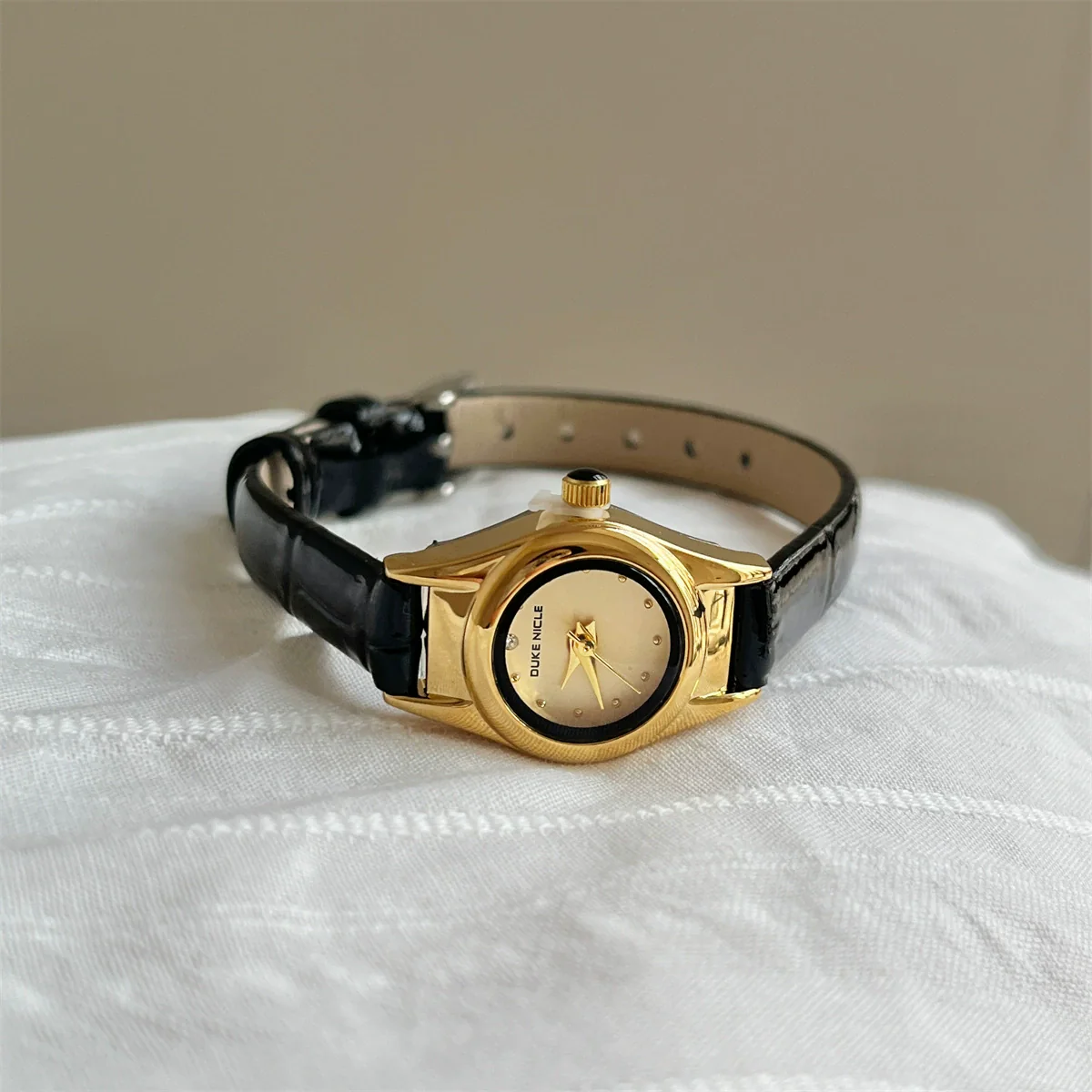 Wholesale Female Watch Metal Imitation Leather Strap Round Dial Fashion Simple Style - Image 4