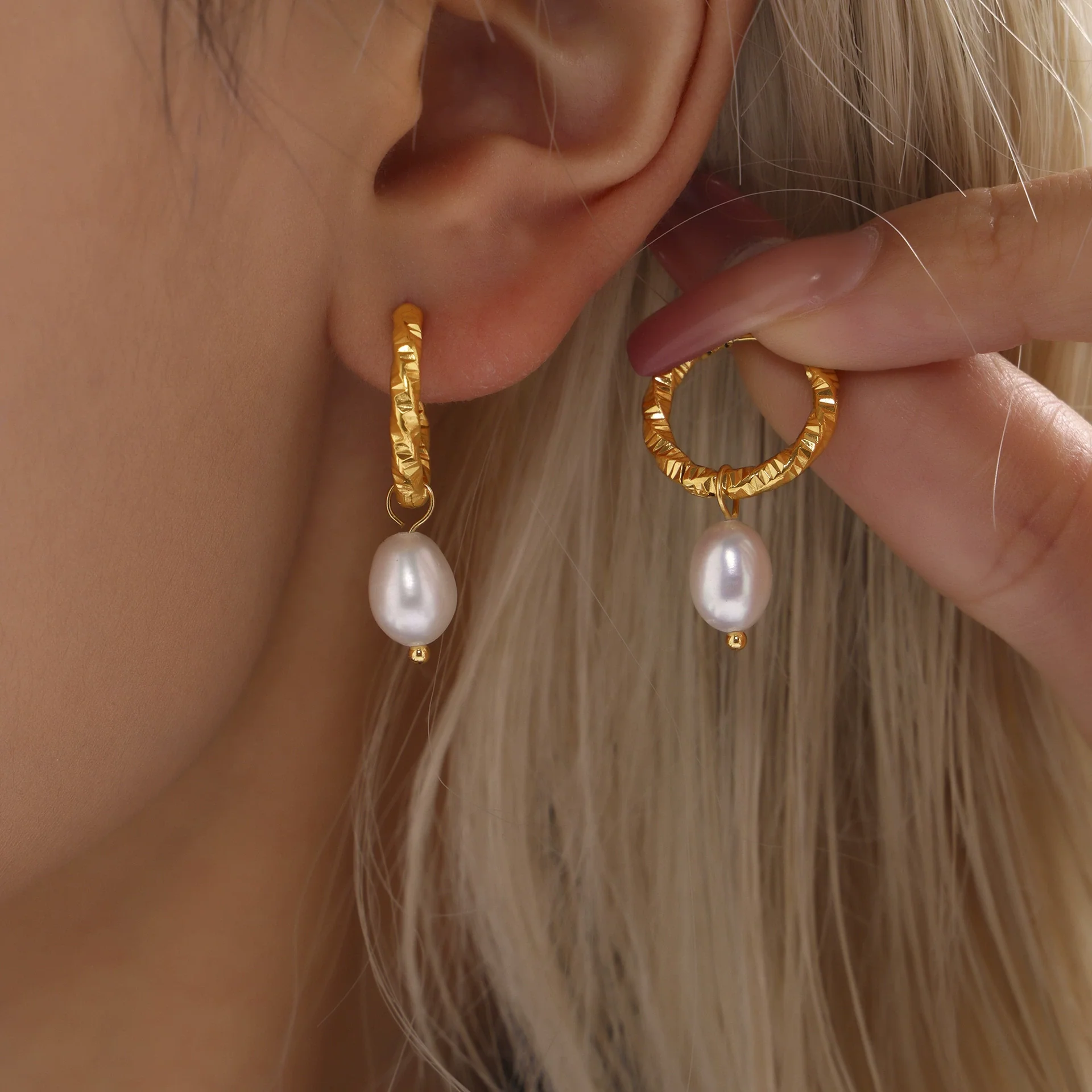 Wholesale Ferris Wheel Niche Twist Buckle Earrings For Women Made Of Stainless Steel And Freshwater Cultured Pearls With Geometric Pattern And 18K Real Gold Pvd Plating - Image 4