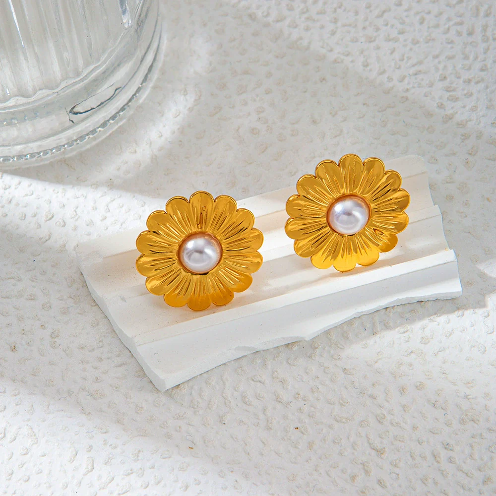 Wholesale French Retro Stainless Steel Flower Pearl Ear Studs For Women With Electroplating