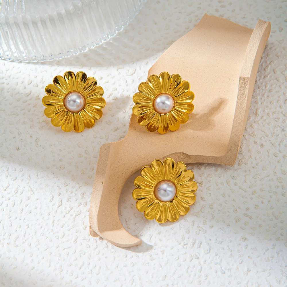 Wholesale French Retro Stainless Steel Flower Pearl Ear Studs For Women With Electroplating - Image 2