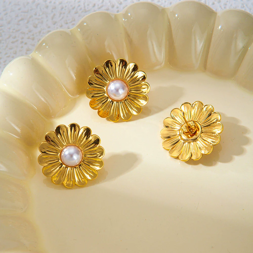 Wholesale French Retro Stainless Steel Flower Pearl Ear Studs For Women With Electroplating - Image 3