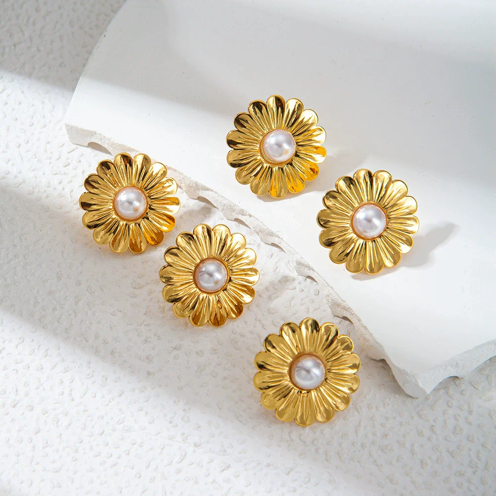 Wholesale French Retro Stainless Steel Flower Pearl Ear Studs For Women With Electroplating - Image 4
