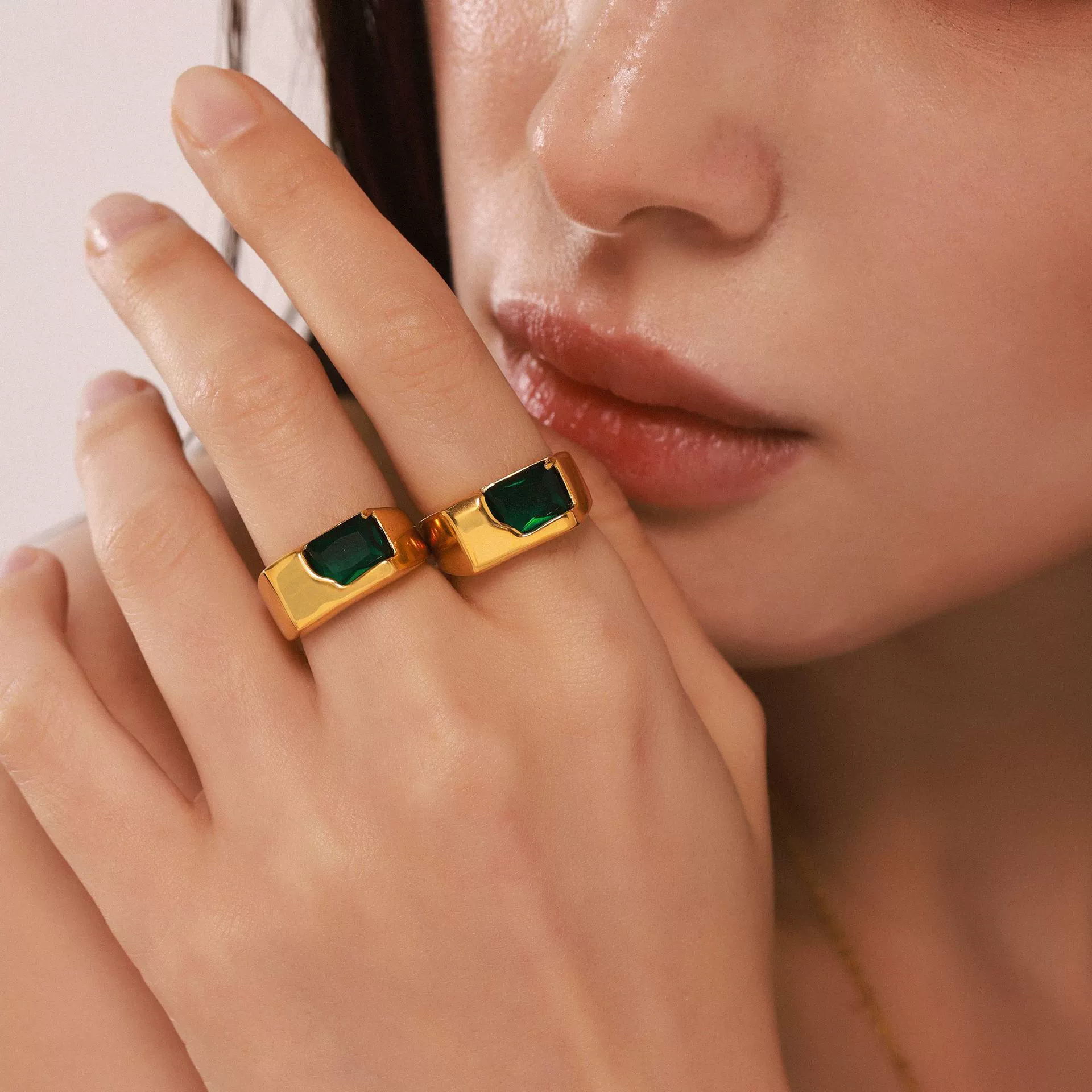 Wholesale Geometric Green Zircon Stainless Steel Electroplated Open Finger Ring For Unisex With Light Luxury Style - Image 2
