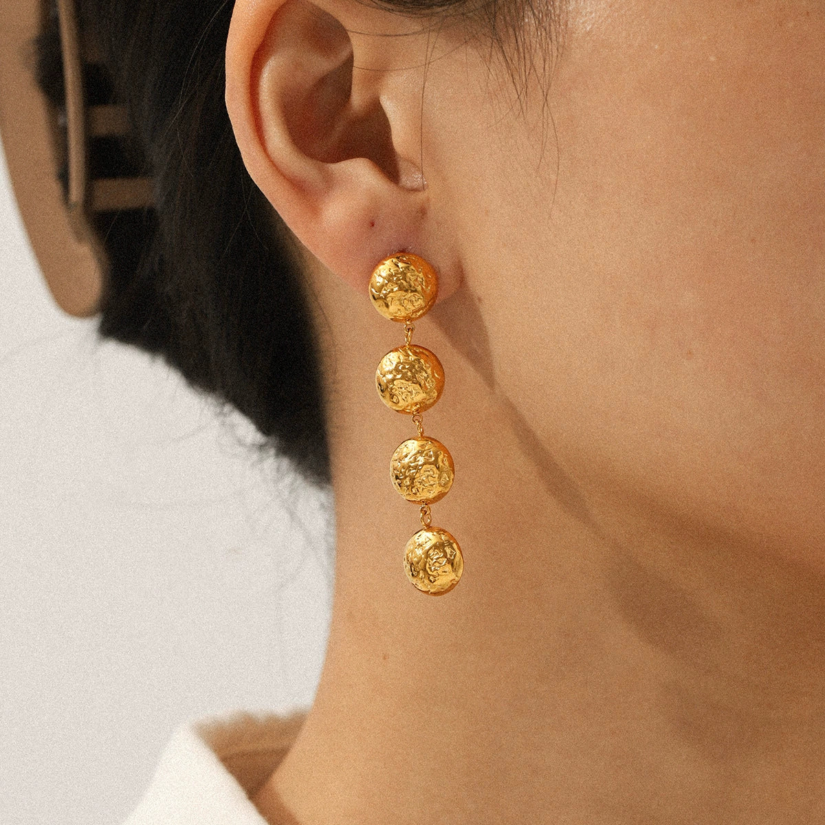 Wholesale Geometric Hammered Pattern 18K Gold Electroplated Stainless Steel Tassel Earrings For Women - Image 4