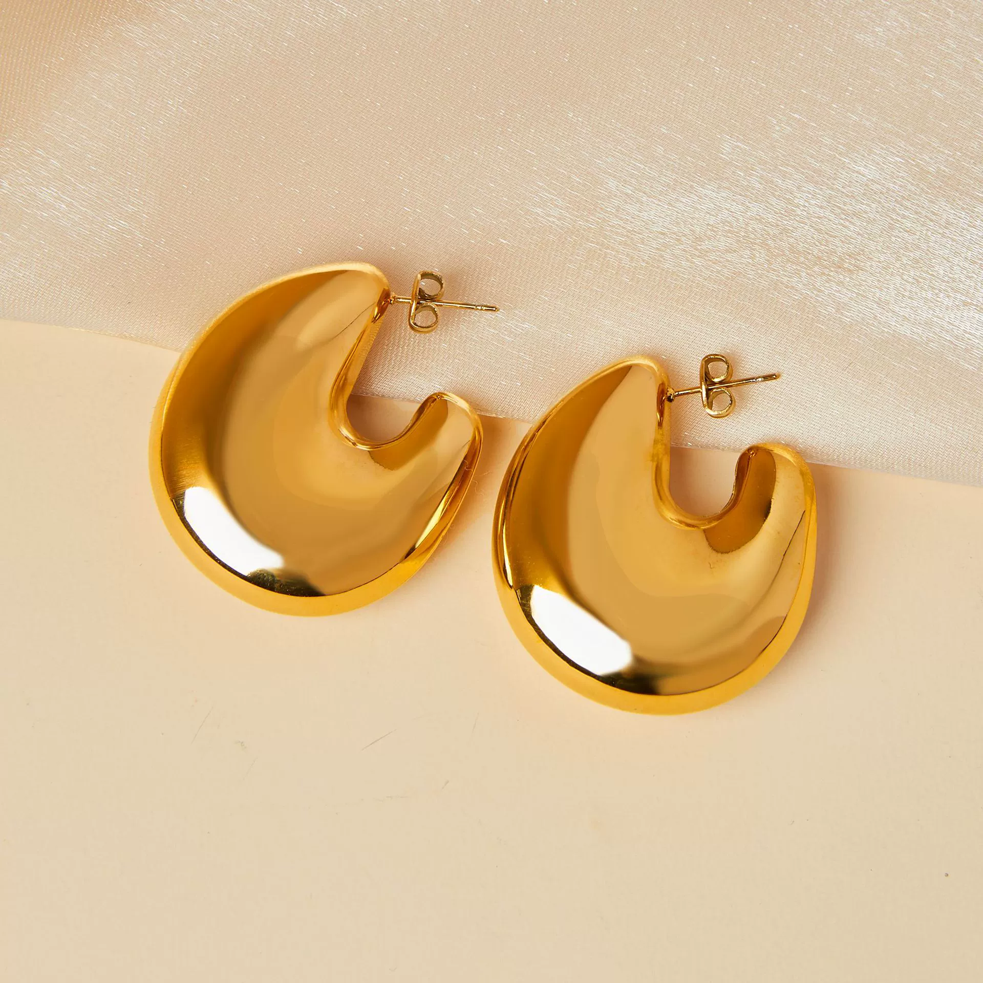 Wholesale Geometric Hollow Ushaped Goldplated Titanium Steel Earrings For Women - Image 3