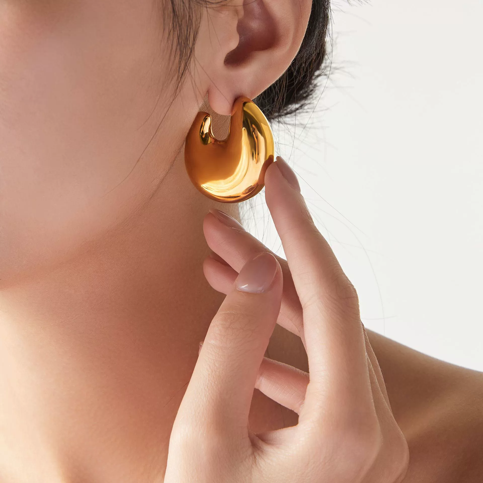 Wholesale Geometric Hollow Ushaped Goldplated Titanium Steel Earrings For Women - Image 4