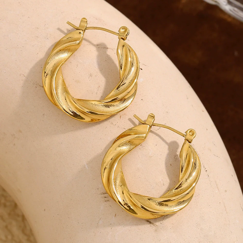 Wholesale Geometric Stainless Steel Electroplated 18K Gold Twisted Round Earrings For Women - Image 3