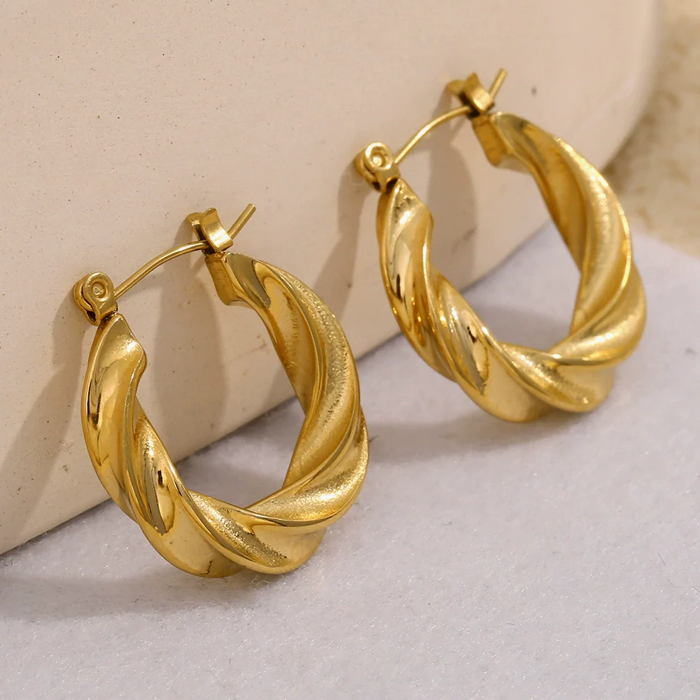 Wholesale Geometric Stainless Steel Electroplated 18K Gold Twisted Round Earrings For Women - Image 4