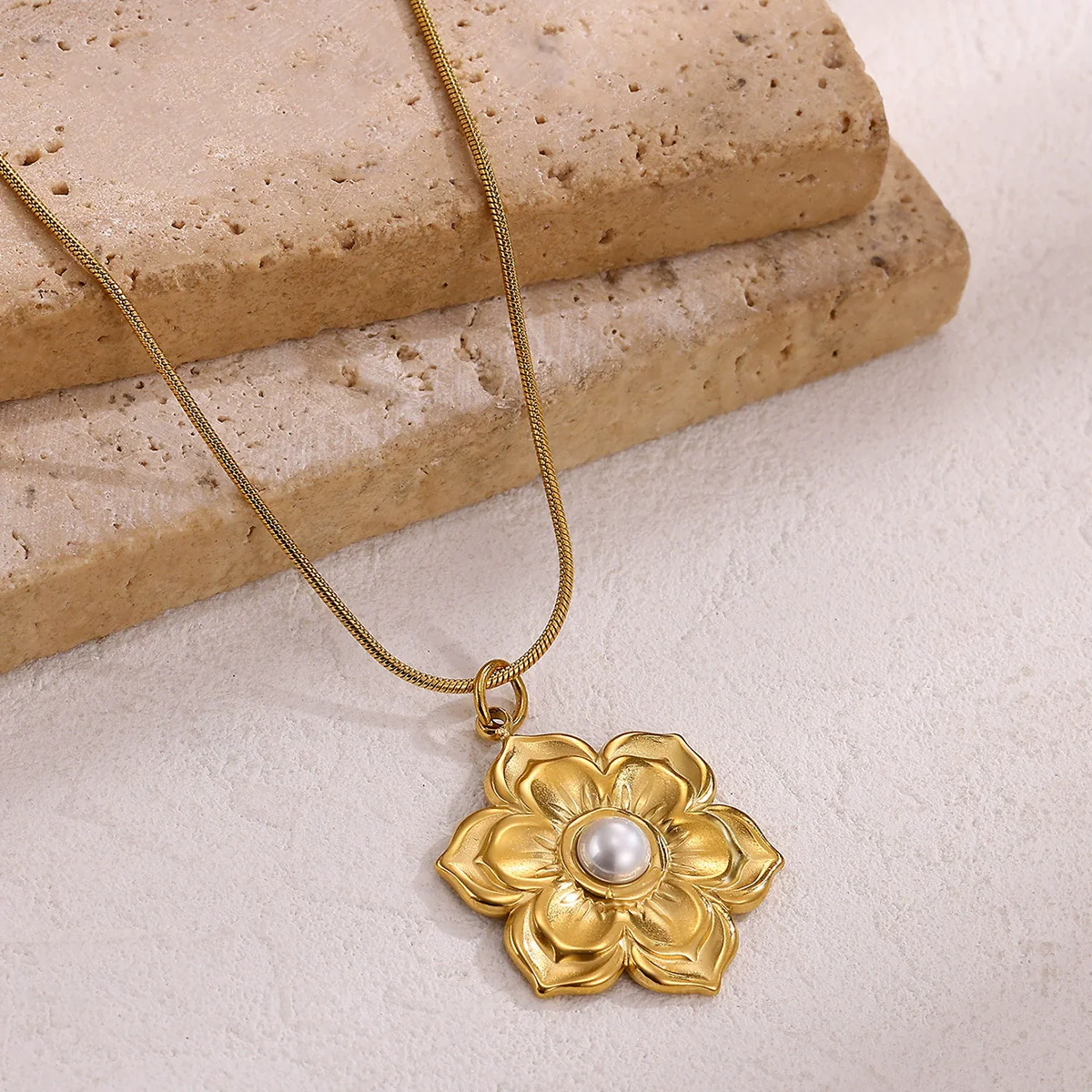 Wholesale Gold Electroplated Stainless Steel Hollow Flower Pendant Necklace With Cross Chain For Unisex - Image 4