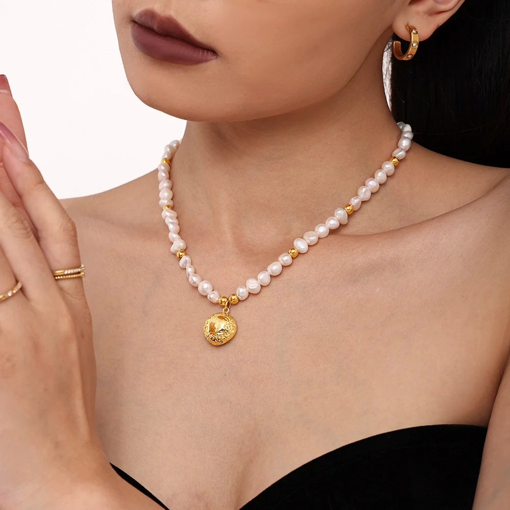 Wholesale Handmade Freshwater Pearl And Copper Plated Gold Collarbone Necklace With Geometric Pattern And Light Luxury Style