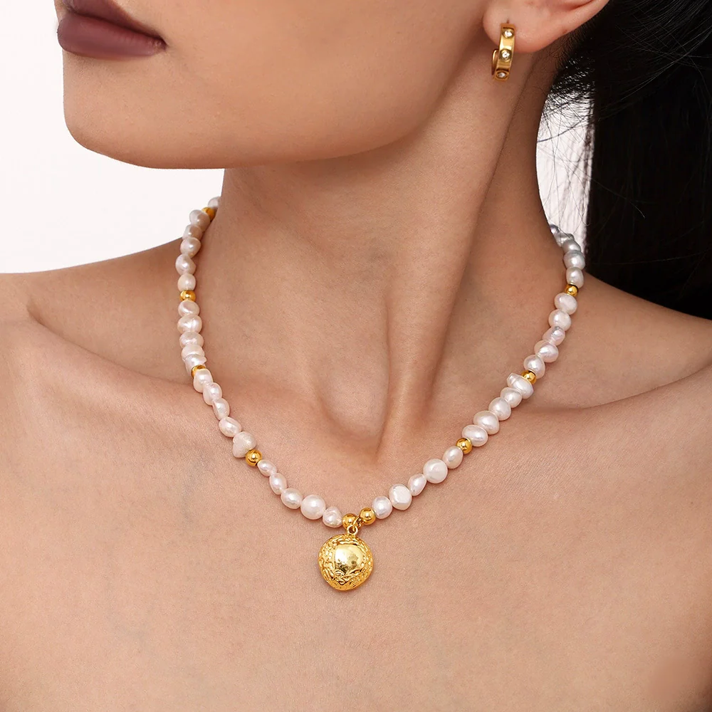 Wholesale Handmade Freshwater Pearl And Copper Plated Gold Collarbone Necklace With Geometric Pattern And Light Luxury Style - Image 3