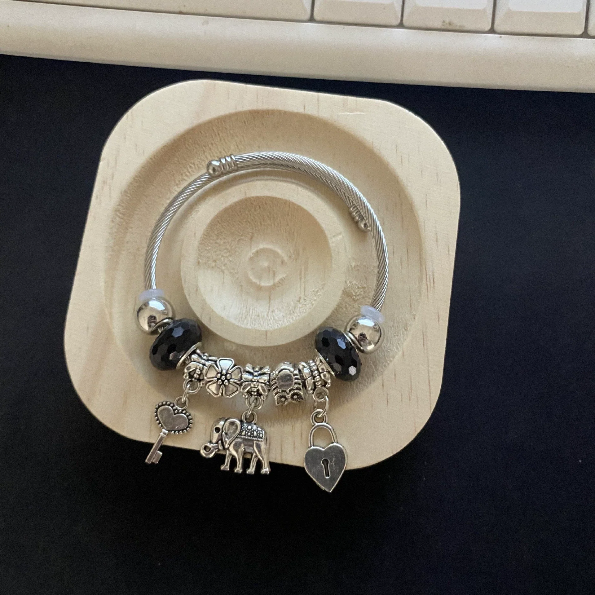 Wholesale Heart Elephant Stainless Steel Electroplated Bracelet - Image 3