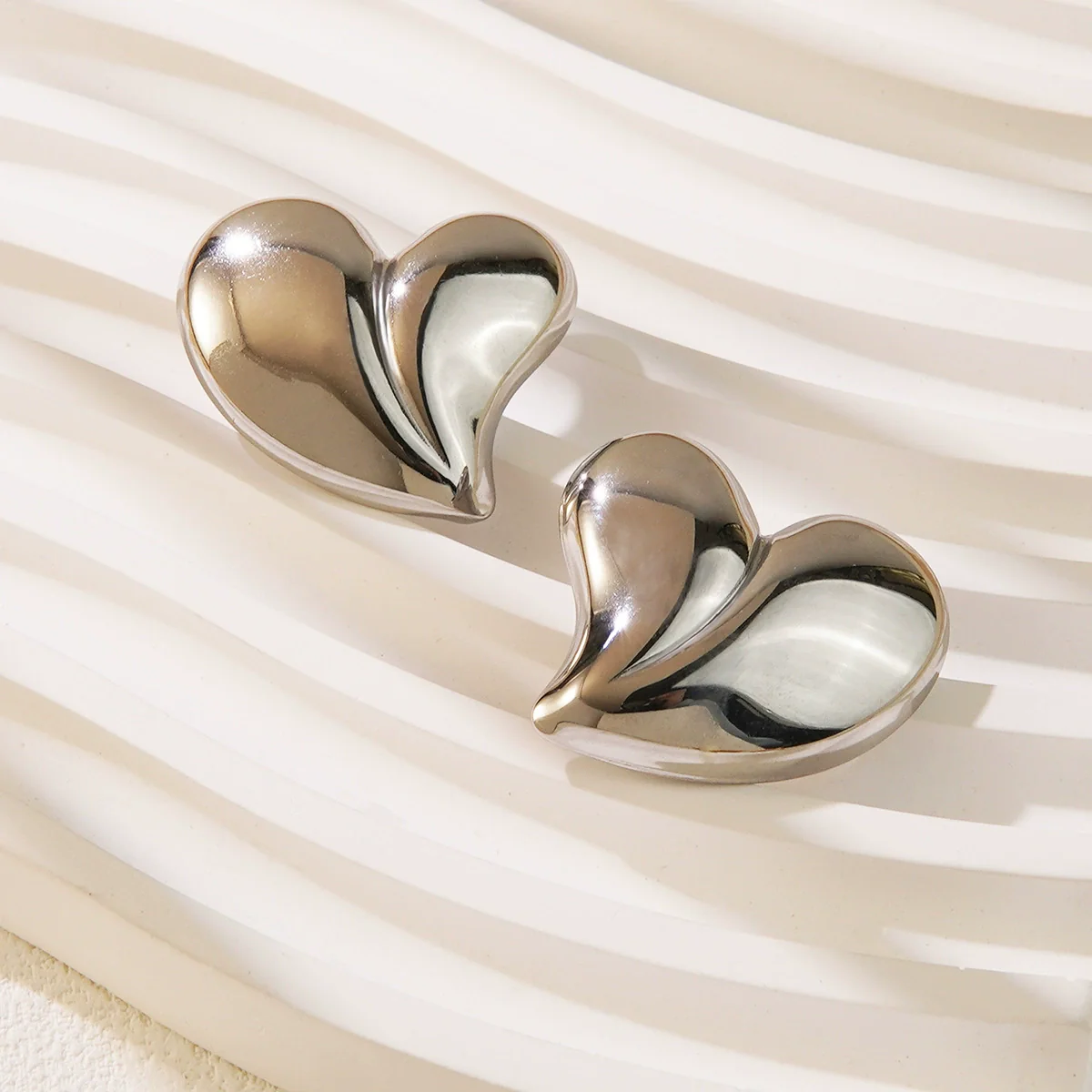 Wholesale Heartshaped Stainless Steel Stamped Love Earrings For Women Light Luxury Style - Image 2