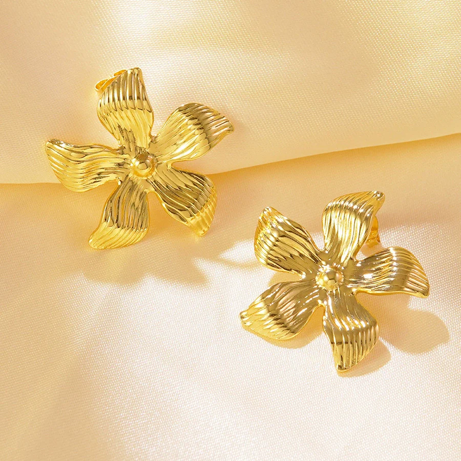 Wholesale Highend Stainless Steel Electroplated Flower Pearl Earrings For Women - Image 4