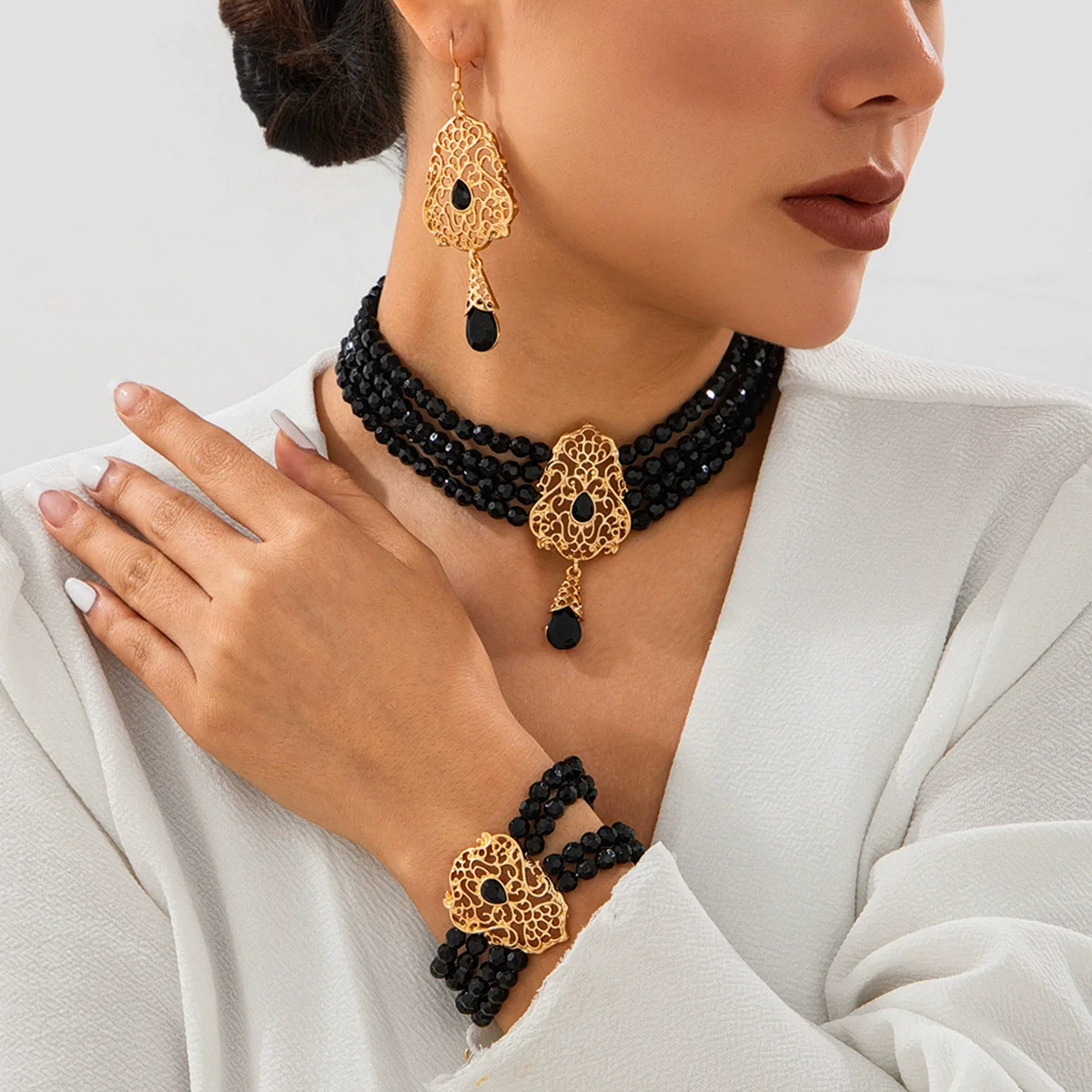 Wholesale Imitation Pearl Beaded Clavicle Necklace With Flower Pattern And Rhinestone Pendant In Retro Style For Women