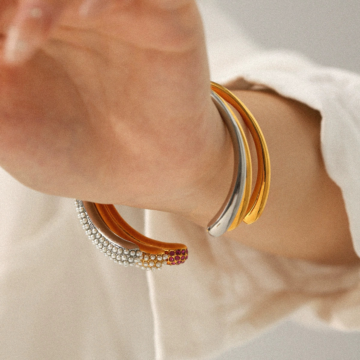 Wholesale Ins Style Minimalist Open Bracelet Electroplated Titanium Steel And Stainless Steel Inlaid With Pearls Hand Jewelry - Image 2