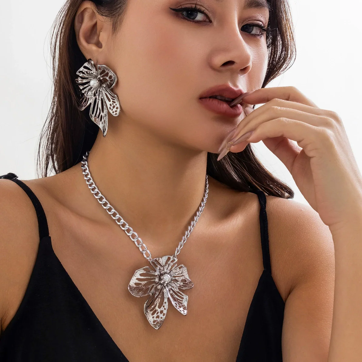 Wholesale Jewelry Alloy Geometric And Flower Patterned Hollow Necklace With Electroplating For Women In Ins Style - Image 2
