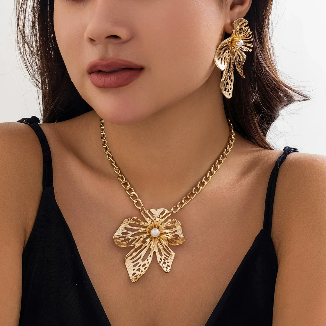 Wholesale Jewelry Alloy Geometric And Flower Patterned Hollow Necklace With Electroplating For Women In Ins Style - Image 6