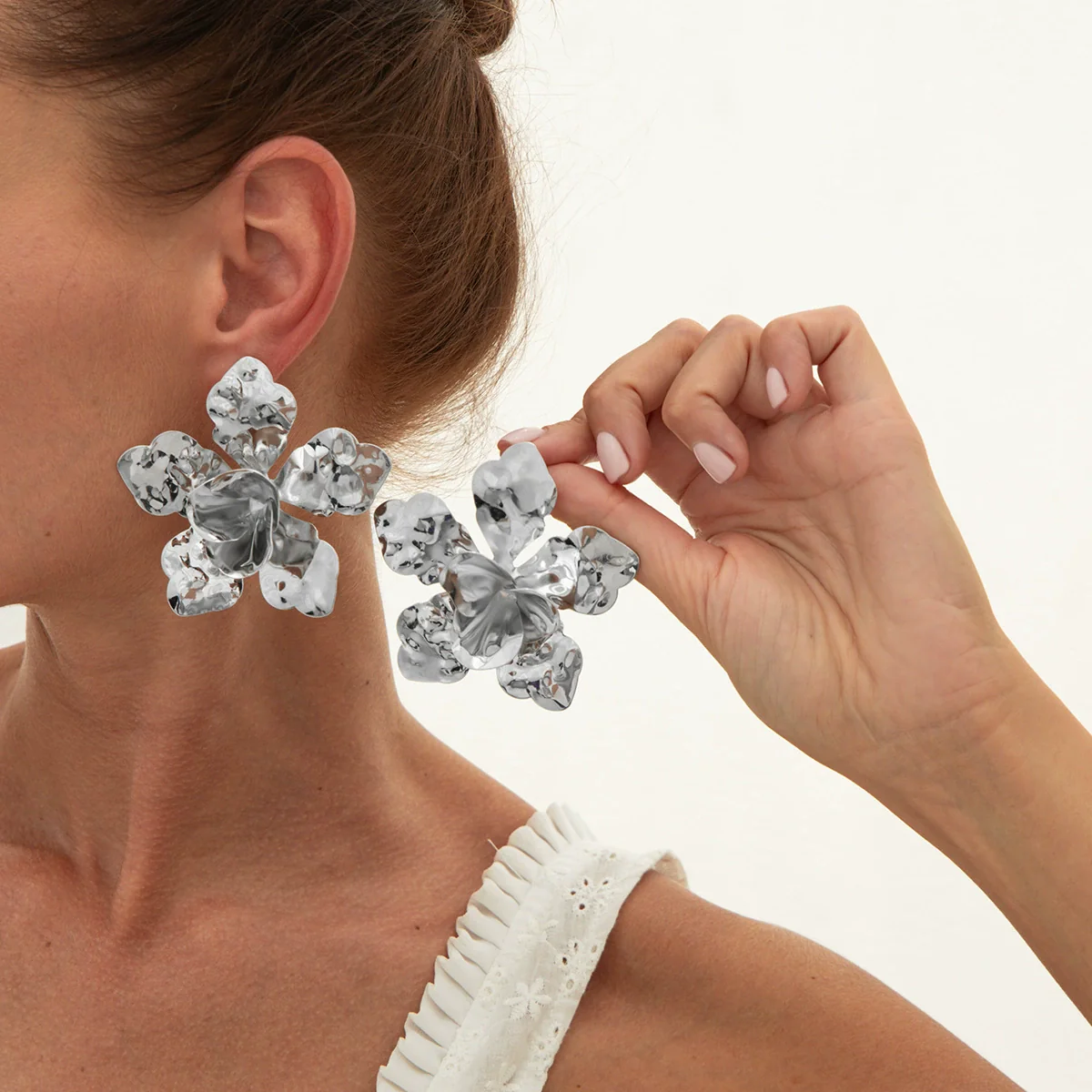 Wholesale Jewelry Elegant Retro Stereo Flower Iron Necklace Set For Women Electroplated - Image 2