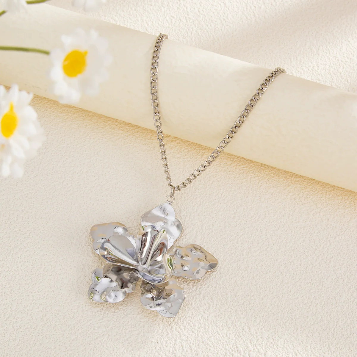 Wholesale Jewelry Elegant Retro Stereo Flower Iron Necklace Set For Women Electroplated - Image 4