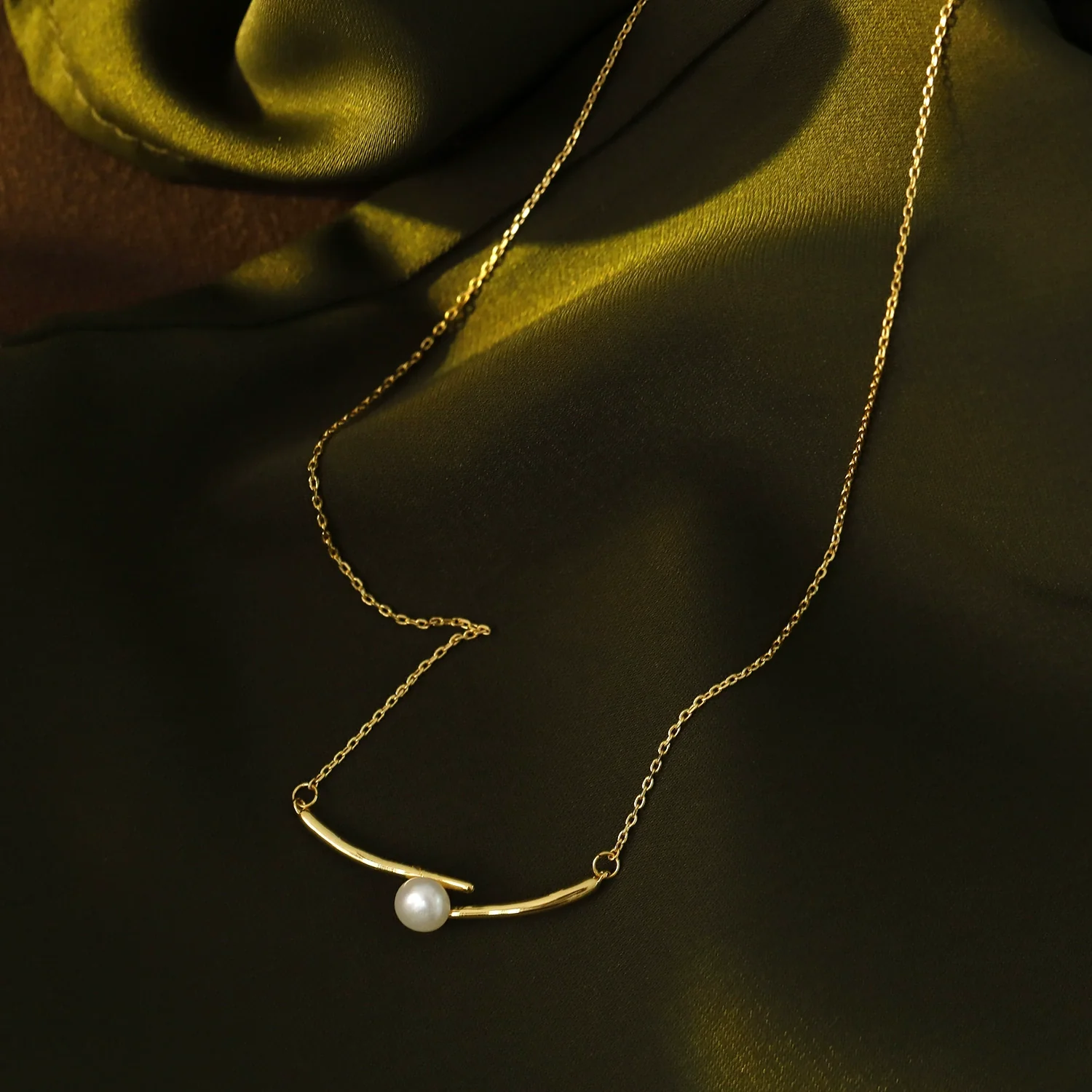 Wholesale Jewelry Geometric Copper Snake Bone Chain Pendant Necklace For Women With Electroplating Treatment - Image 3