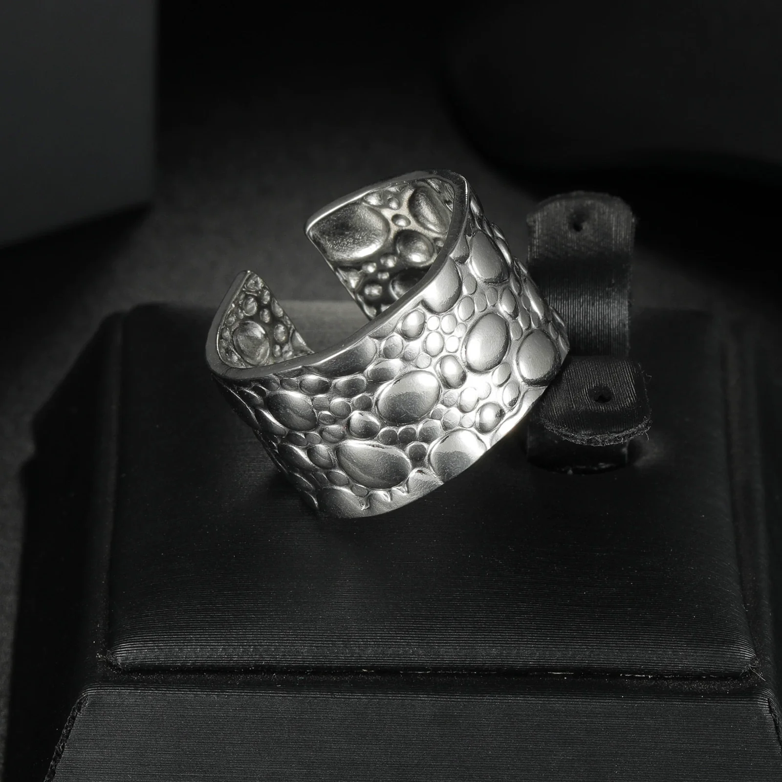 Wholesale Jewelry Geometric Stainless Steel Oil Pressure Three Dimensional Opening Ring With Electroplating - Image 2