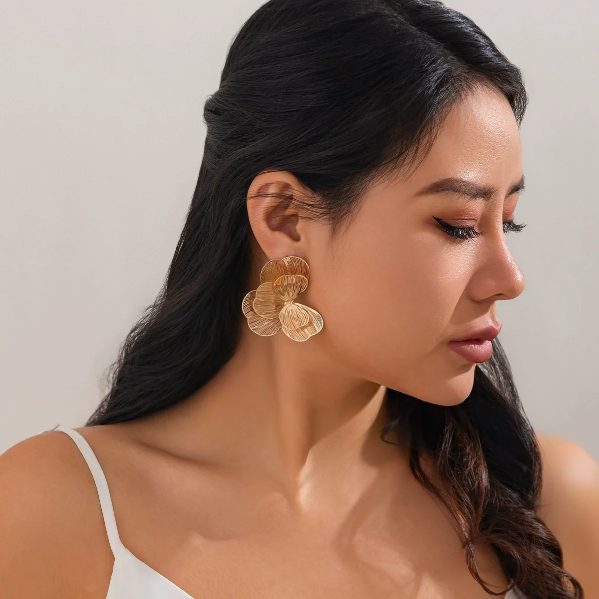 Wholesale Jewelry Highend Hollow Ginkgo Leaf Flower Metal Earrings Copper Electroplating For Women - Image 2